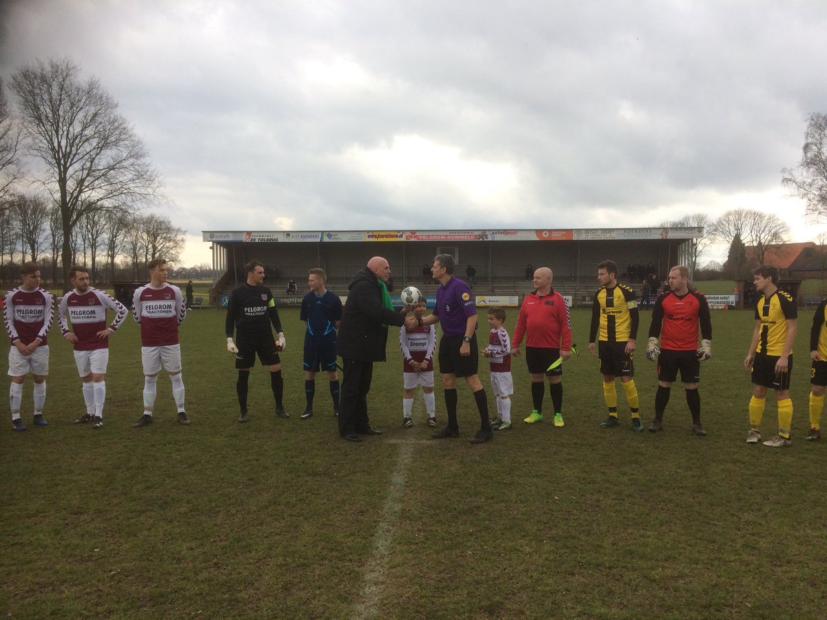 Overhandiging wedstrijdbal door onze lijsttrekker <a href="/wilkopelgrom/">Wilko Pelgrom | wethouder | Bronckhorst</a> #HC03 #Terborg
