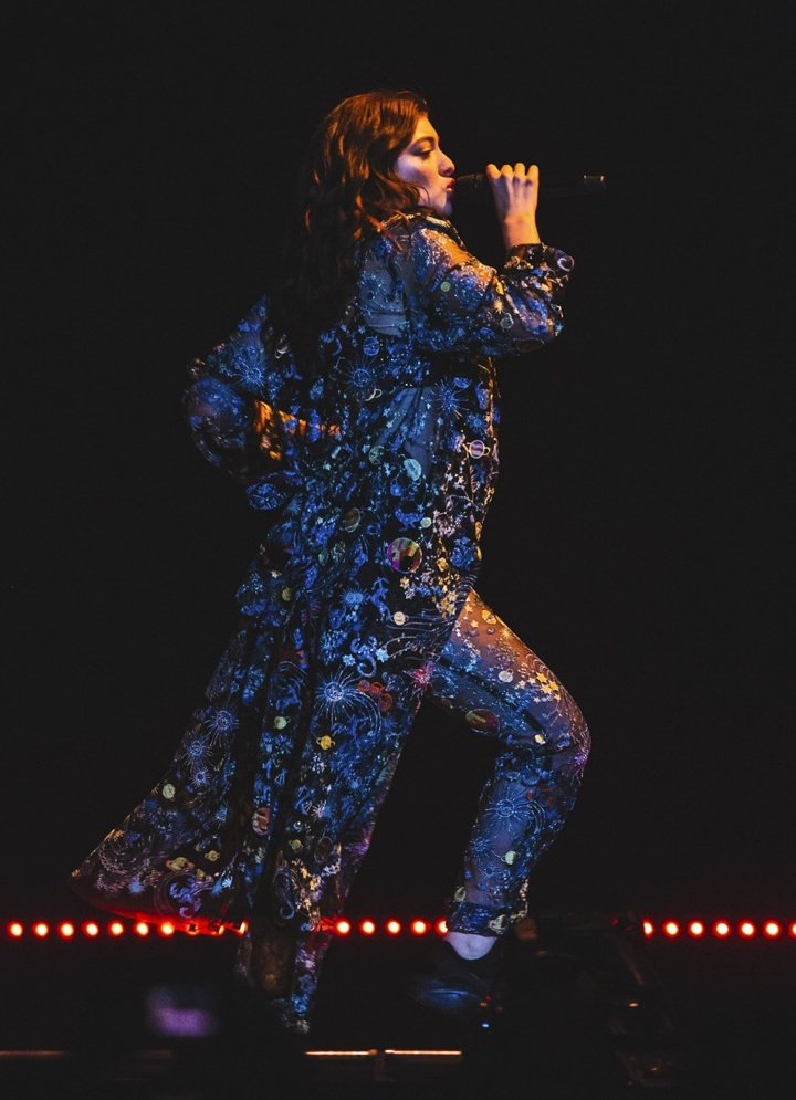 Lorde_fix's tweet image. Lorde photographed by Sunita Martini for Seattle Refined. #KeyArena #melodramaworldtour