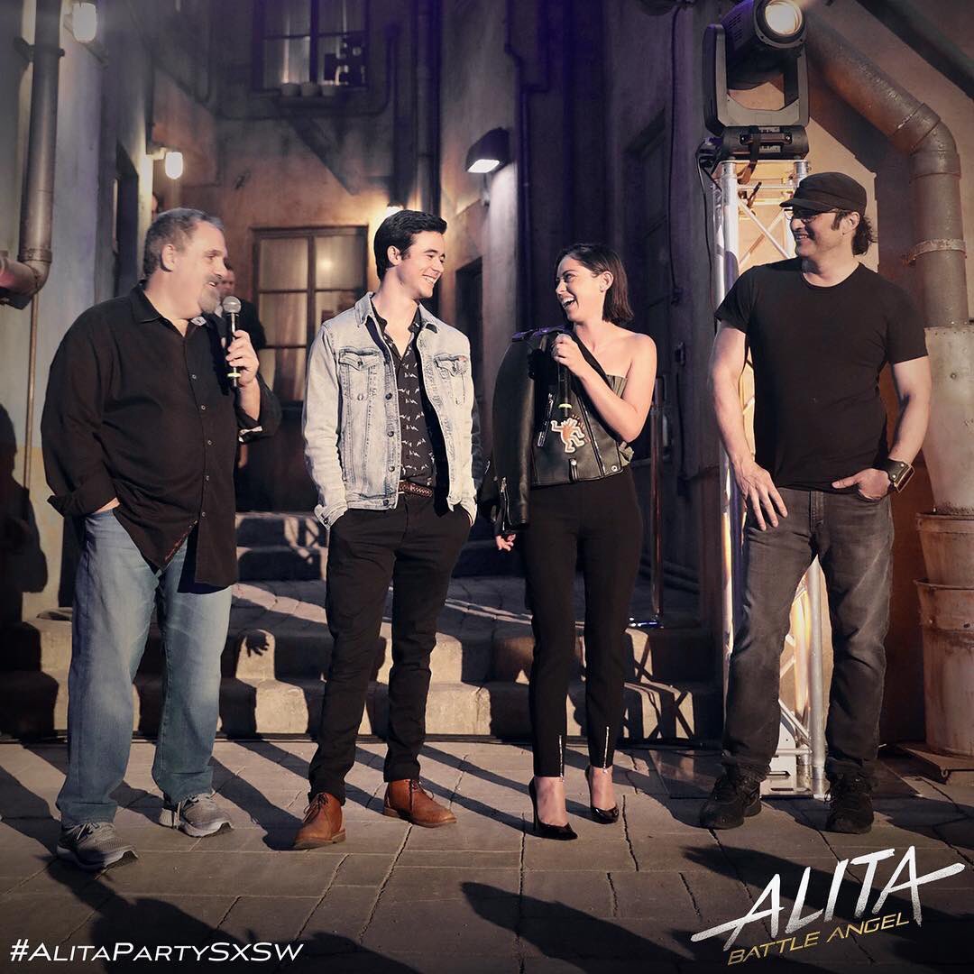 brendamzth's tweet photo. #RosaSalazar รวมถึงนักแสดงนำและทีมงานจากภาพยนตร์เรื่อง #AlitaBattleAngel ระหว่างเข้าร่วมงานเปิดตัว #AlitaPartySXSW

|| ชอบลุคนี้ของเมจ 😚 https://t.co/iiHw7kzj2G