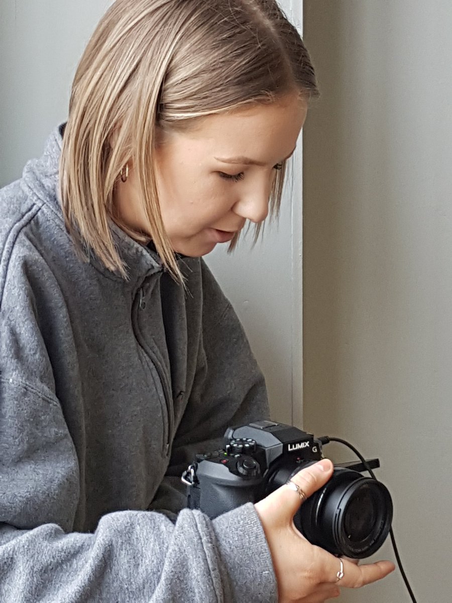 KerryTraynor1's tweet photo. Another great hands-on session on #AudioRecording on Friday @CommediaLivUni @sotauol Thank you @theHatchtv for sharing your skills and insights! This semester's #MediaPool #comm342 #ViralVideo productions are going to be even more awesome than last https://t.co/98SvTZA122