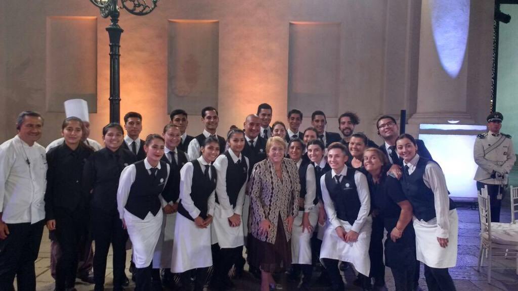 Gran cierre de nuestros eventos anoche en La Moneda. Gracias Presidenta <a href="/mbachelet/">Michelle Bachelet</a> por la confianza. Seguiremos trabajando con mucha fuerza por la #gastronomiachilena 💪🏻 <a href="/Grodriguezchef/">Guillermo Rodriguez</a>