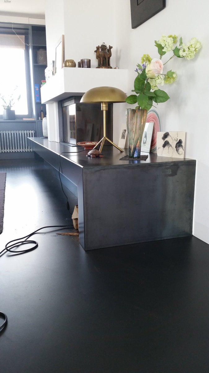 Blauwstaal haardombouw als afwerking van een strak en robuust interieur. #blauwstaal #haardombouw #design #interieur
