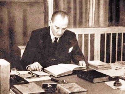 SINIRSIZLAR's tweet photo. Zamanın değiştiremediği tek şey bilginin zenginliğidir.
Bilgi, zamanla gelişirken neslimiz karanlıkta kalmasın biilginin ışığında yolları aydınlansın diye kütüphane kuruyoruz haydi bir kitap da sen gönder

📚 https://t.co/Ifu4PuM7rM