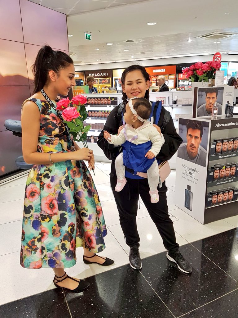 Aliya_Ladha's tweet photo. Sharing smiles and happiness! Happy Mother’s Day to everyone from @BlackjackAgency 😊🌷 we’re in @bhx_official @WorldDutyFree today offering passengers complimentary massages and roses! 🌍✈️ #Contentainment #TravelRetail https://t.co/aBwJdyOOe7