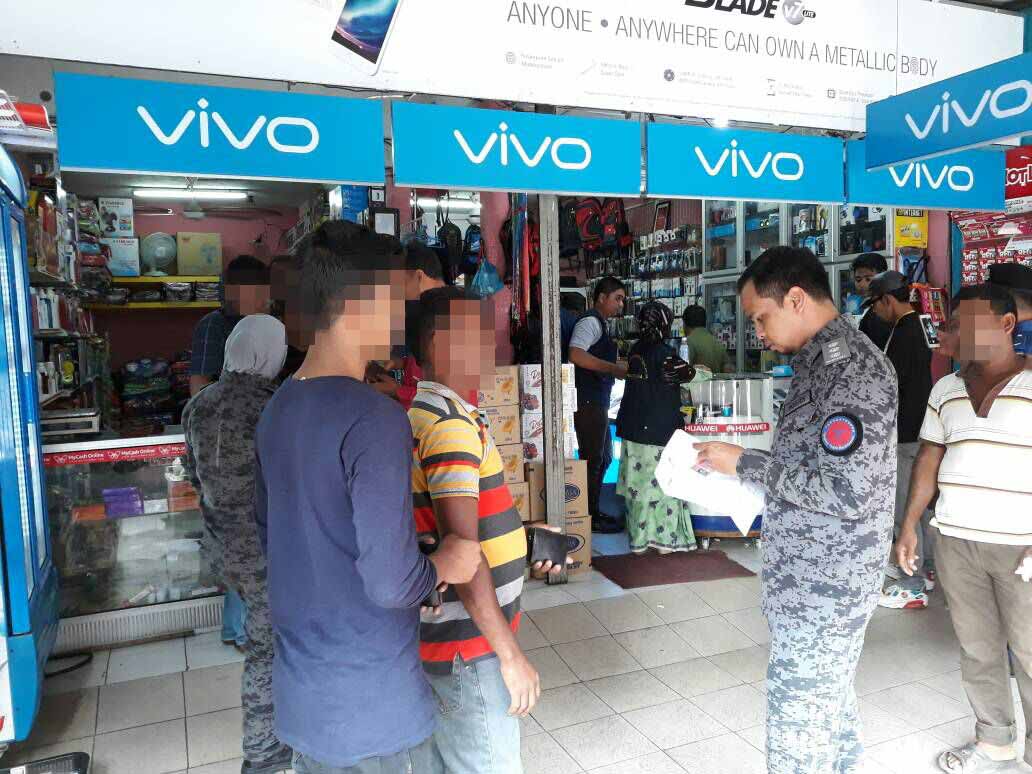 bharianmy's tweet photo. Imigresen serbu premis warga asing

https://t.co/g9WKhihHBE https://t.co/8oF8YvO8XX