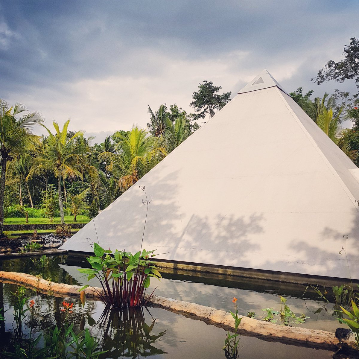 Kat_Dumont's tweet photo. Today was magical. We totally immersed ourselves in the ancient art of sound healing. It was INCREDIBLE ❤❤ #Ubud #PyramidsOfChi #Bali https://t.co/BbXoxopmHN