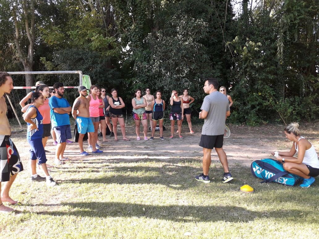 ShuttleTimeArg's tweet photo. Los instructores Mariela Parisi y Pablo Piedrabuena estuvieron presente en la 3 edición del Enda, Encuentro Nacional de Deportes Alternativos en el club Alemán de San Fernando donde participaron 120 Profesores y estudiantes de Educación Física. https://t.co/9kqNidFWp5