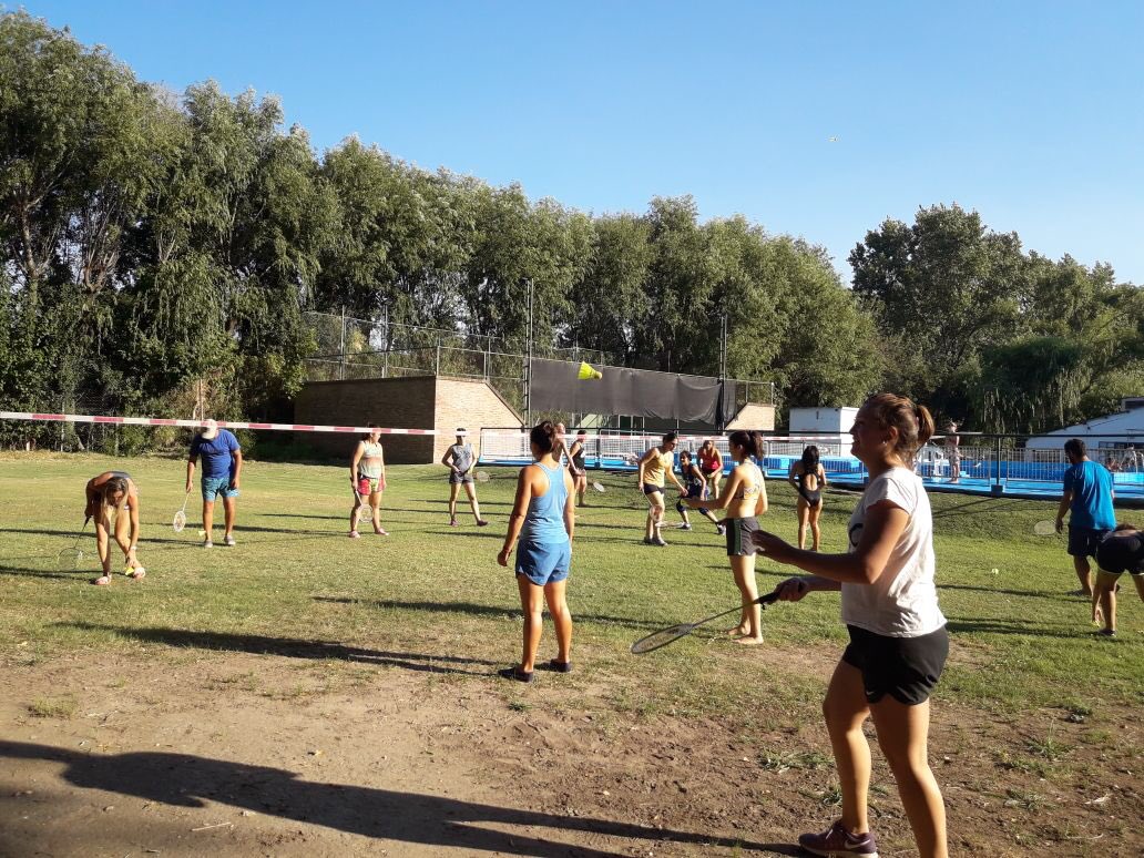 ShuttleTimeArg's tweet photo. Los instructores Mariela Parisi y Pablo Piedrabuena estuvieron presente en la 3 edición del Enda, Encuentro Nacional de Deportes Alternativos en el club Alemán de San Fernando donde participaron 120 Profesores y estudiantes de Educación Física. https://t.co/9kqNidFWp5