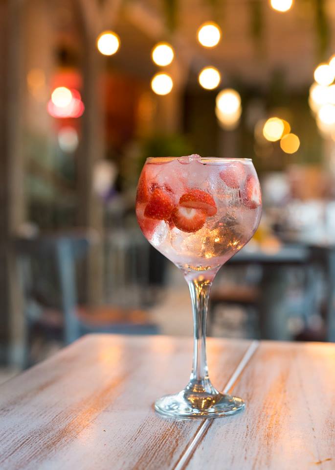 SlugHanover's tweet image. Doing some shopping today in Oxford Street or Regents street this Mothers Day? Well we are a stones throw from both! Offering you our 2-4-1 cocktails all day! Feel free to pop in for a pit stop, see you at the bar.. #2for1 #mothersdaytreat