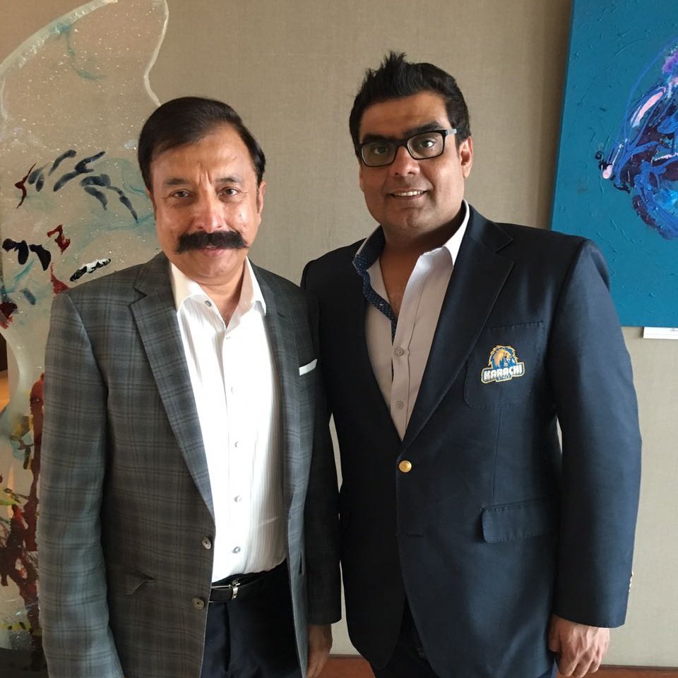 thePSLt20's tweet photo. It's @KarachiKingsARY vs @lahoreqalandars on the field today at the Dubai International Cricket Stadium.
Meanwhile off the field the owners are backing each other.
Good luck to both teams
#DilSeJaanLagaDe
#HBLPSL
#LQvKK https://t.co/6lWofUYeCT