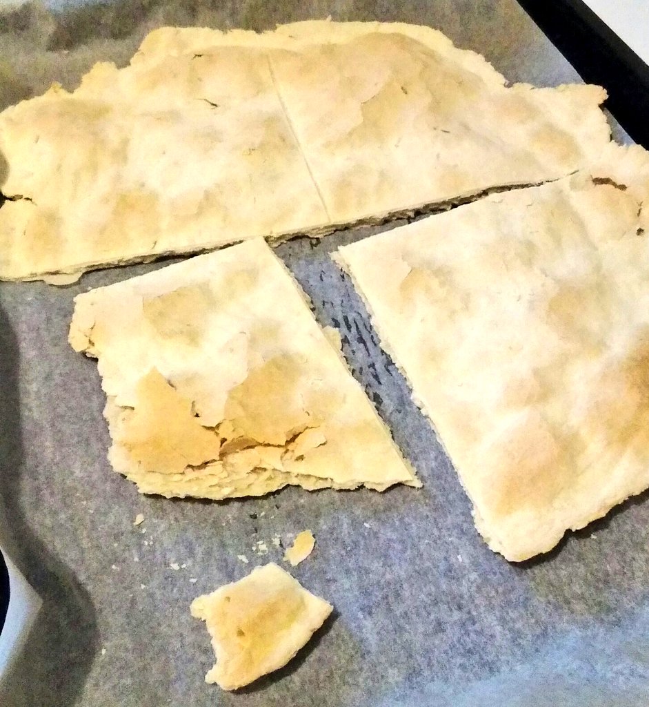 aqua_79's tweet photo. Il pane degli ultimi, dei fuggitivi, dell'#attesa, dei cercatori di #pace.
Pane di vita, pane spezzato per #amore.
Il mio #paneazzimo aspettando #Pasqua Che sia per tutti, credenti e non, cercatori di risposte, una primavera di rinascita.
#esodo quotidiano @enzobianchi7 https://t.co/94ICg5fIx4