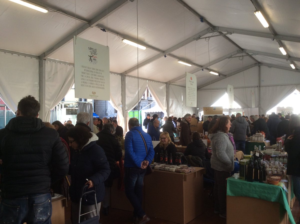 Leguminosa2016's tweet photo. Splende il sole a Piazza Dante. Ti aspettiamo fino alle 18 a #LEGUMINOSA2018 #semiperilfuturo https://t.co/aldYtHB0RS