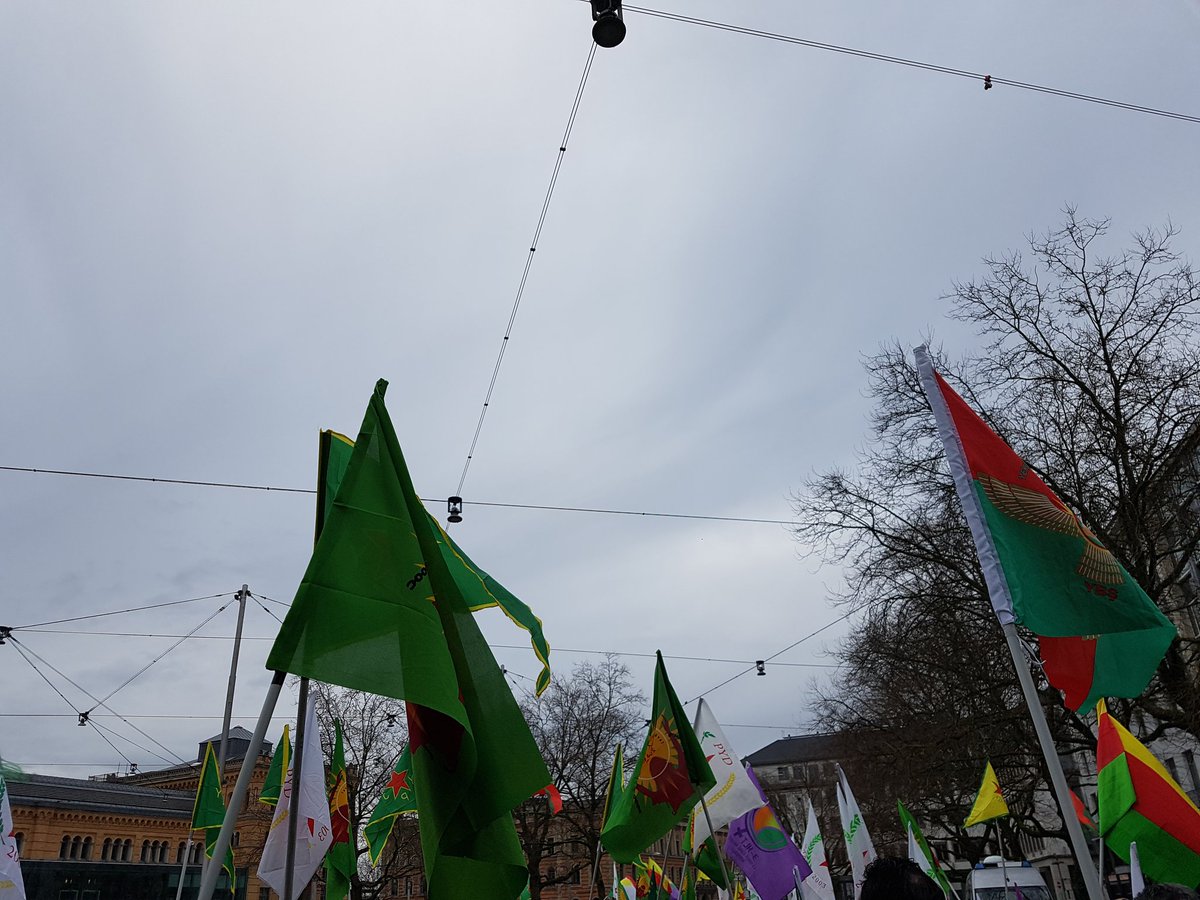 Infamous16H's tweet photo. 14:46 ein Redner sprach davon das die kriminalisierten Fahnen heute ausnahmsweise gezeigt werden dürften und verwies auf das fahnenverbot der Bundesregierung.
Wir dokumentieren das hier deswegen. #twitterkurdsH https://t.co/3BAS6rI7xU