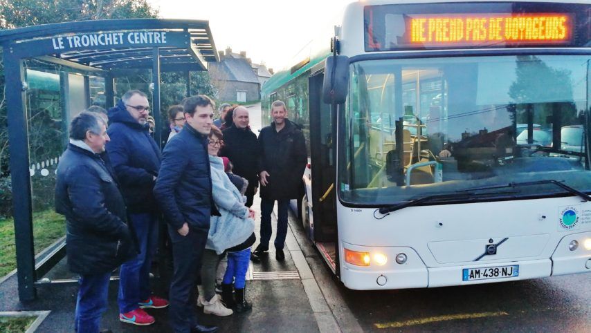 OtovoFR's tweet photo. Un abribus #solaire a été inauguré mardi 13 février 2018 au Tronchet (35), près de Saint-Malo. 

Ce dispositif permet d’offrir une autonomie en éclairage de trois à quatre jours et de recharger son smartphone

https://t.co/Q8aXQ2SuAg https://t.co/yEd2luWP3u