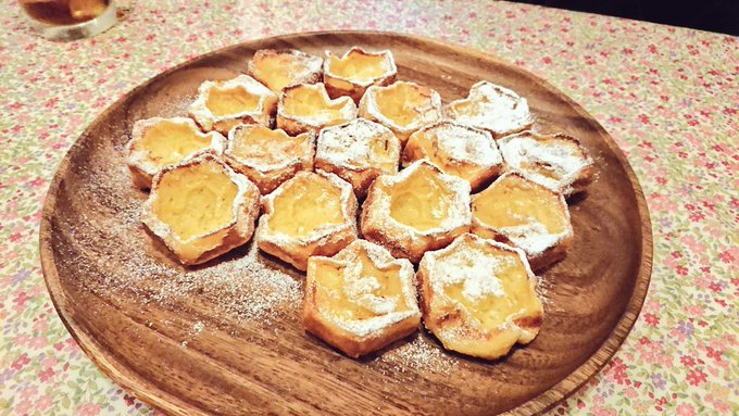 打ち上げで食べたハニカム型のフレンチトーストとなんかめっちゃおいしかったとろとろのマシュマロのやつ!! 