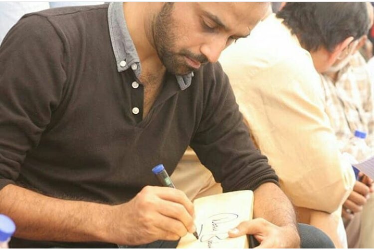 muneezamehboob1's tweet photo. @WaseemBadami at a #Seminar At #KarachiUniversity  as Honorable Guest in Final of #PACT18byAPMSO #KUrians In The Closing Ceremony Of 16th Paigham-e-Aman Cricket Tournament 2018 at #KarachiUniversity A autograph by @WaseemBadami 😊😊☺️☺️📷📷🏏🏏🏏 https://t.co/QDOYLY29zQ