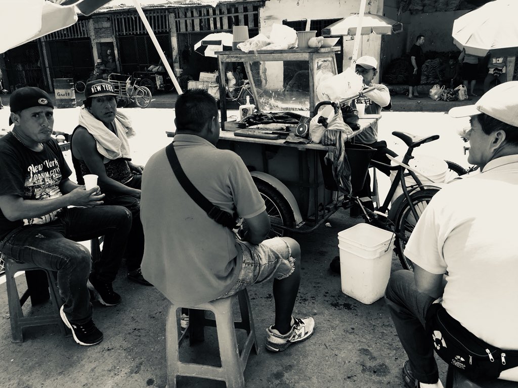 JohannVarela's tweet photo. Plaza de mariscos Salinas (2018)

Comerciantes escuchan por 📻 Delfín vs BSC https://t.co/IrRUmoEyEE