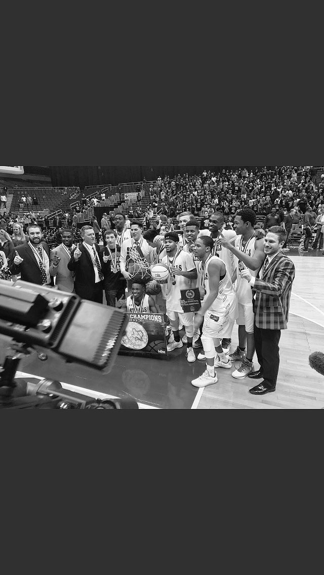 CYFALLS_MOB's tweet photo. A YEAR CAN FLY PRETTY FAST 💚💛🦅💯A MOMENT THAT WE WILL NEVER FORGET #EAGLEPEIDE #WEAREONE @CyFallsHoops @Coach_Flo @cqadams98 @JustinSkopal  @moneymait @Twesssttt @Dshezl13 @k_scott35 @Zach_S20 @_AsianSensation @Nhawk24_ https://t.co/Y4dgt6aOyk