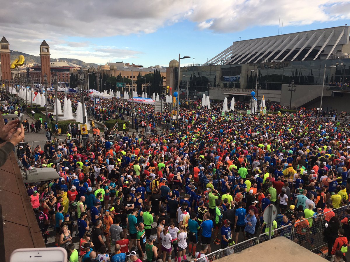 MarieBeltrami2's tweet photo. Un petit marathon sous le soleil espagnol🇪🇸 #ZurichMaratoBCN18 avec un magnifique mano a mano avec un autre runner sur 6 derniers km #experiencehumaine #partage #motivation #gestiondumental https://t.co/VAxYU9HwcU