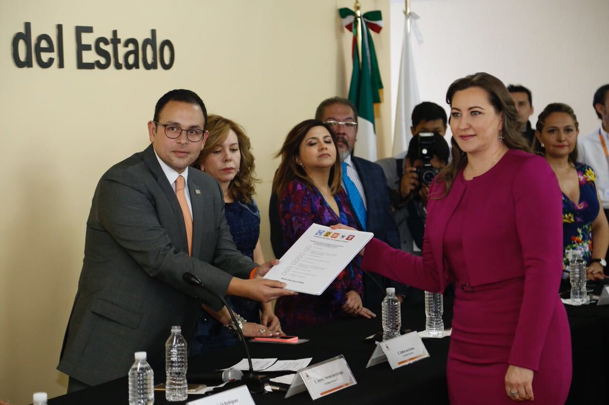 MarthaErikaA's tweet photo. Asisto al Instituto Electoral del Estado, a solicitar mi registro para contender a la gubernatura de Puebla.  #ConMarthaErikaAlFrente https://t.co/88G7ipetIQ