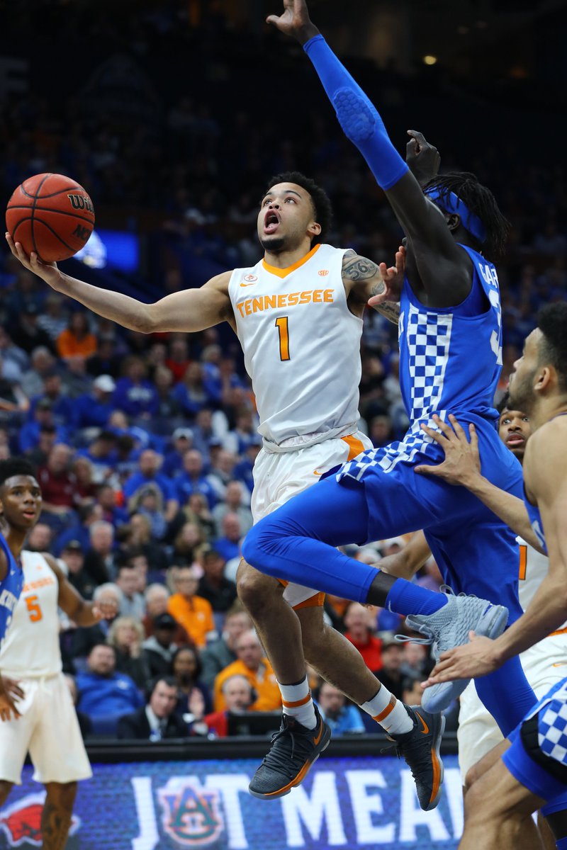 MarchMadnessMBB's tweet photo. Wild finish coming up in St. Louis!

Kentucky leads No. 13 Tennessee 66-62 with 3:35 to play! https://t.co/xqtpARxTcc