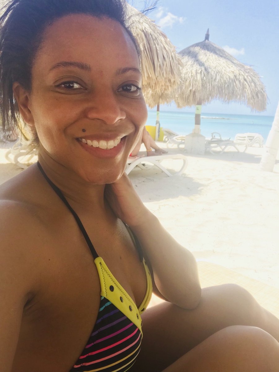 WilliamsSharrie's tweet image. Meanwhile on the beach... my Sunday is a Sunny-Day #SundayFunday #EarlySpringBreak