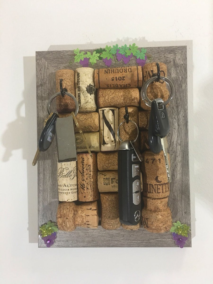 Want a unique way to hang your keys? Look no further! 🍇 etsy.com/listing/584743…
.
.
.
.
#keyhanger #keyholder #winecorkcrafts #winecorks #winelover #giftforwinelover #uniquegifts #etsy #grapes #pictureframe