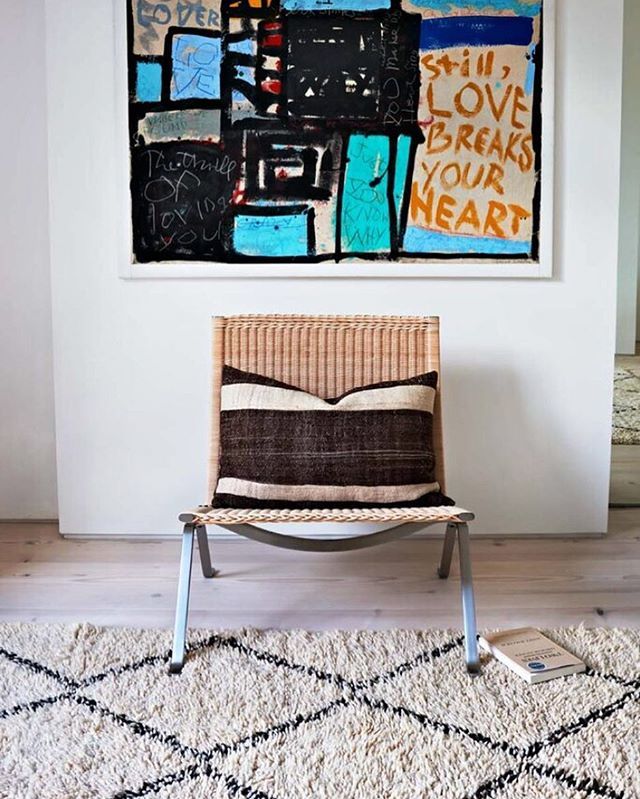 LarusiRugs's tweet image. One of our vintage Beni Ouarain rugs (and cushions) in great company at our client’s beautiful contemporary home in Blackheath - London. Photography by @tom_mannion_photographer 
#contemporaryhome #neutralinterior #contemporaryarchitecture #contemporaryi… ift.tt/2paW42f