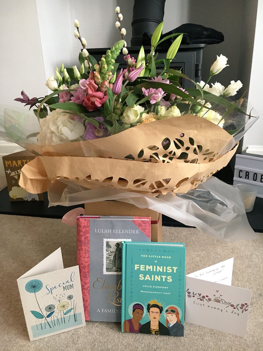 Happy Mother’s Day to all the wonderful Mamas. Martha gave me these beautiful flowers (<a href="/Sweetpeony64/">Sweet peony</a> knocking it out of the park once again) &amp; gorgeous books (@GriffinBooksUK); Leo (the cat) brought me a frog. Spoiled indeed. *I didn’t take a picture of the frog.