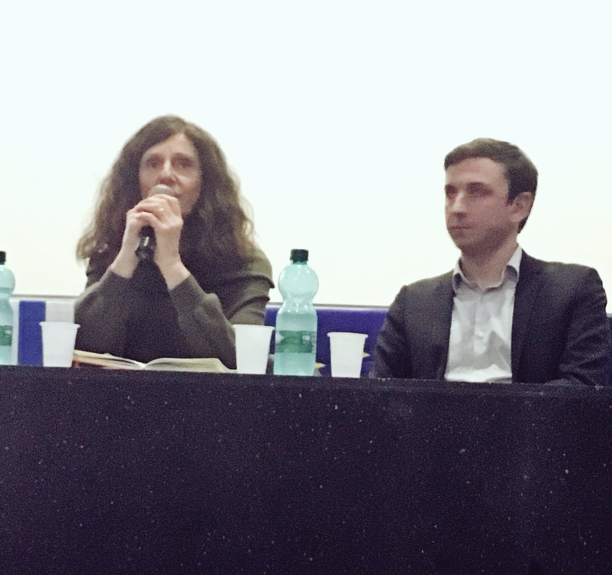 EliseFajgeles's tweet photo. Interventions avec @Aurelientache au débat #LaREM #Europe : notre politique migratoire doit concilier humanité et pragmatisme pour améliorer l'accueil des demandeurs d'asile, travailler à une meilleure intégration et être plus efficace dans les reconduites. #LoiAsileImmigration https://t.co/zBsyJzJkbR
