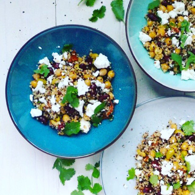 Op de zevende dag van de #nationaleweekzondervlees 🌱🌱🌱koos ik voor een recept dat ik onlangs bedacht. Kan dus zijn dat je het eerder gespot hebt, deze quinoa met gemengde bonen en feta. Nu al een topper bij ons thuis. Misschien bij jou ook binnenkort. dekeukenvancolette.nl/vegetarisch/qu…