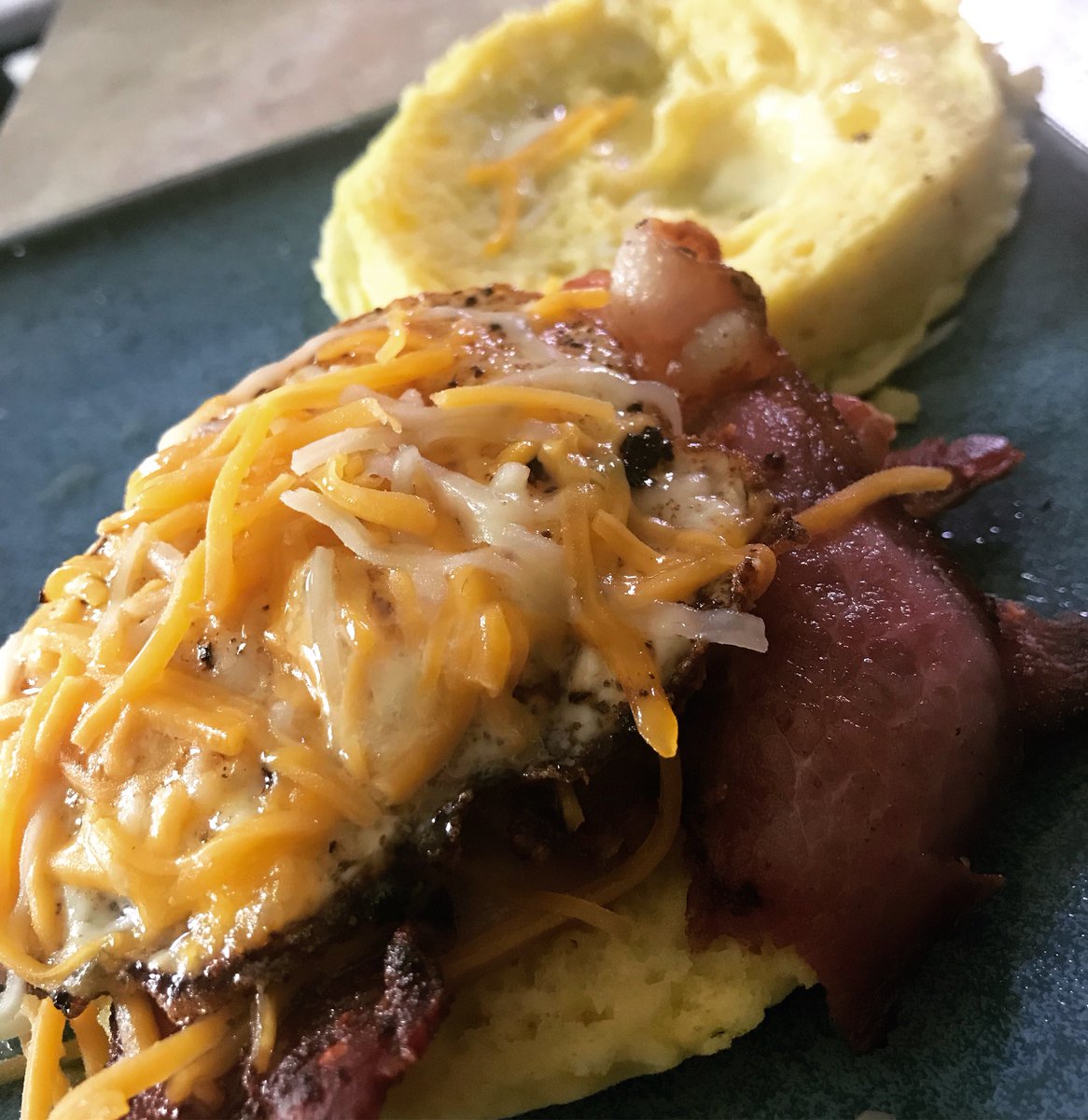 BrittneyBalla17's tweet image. What’s a Sunday without a keto breakfast sandwich? 😋
#keto #90secondbread #bacon #friedegg #cheese #butter #delicious #food #foodporn #ketodiet #ketolife #ketolifestyle