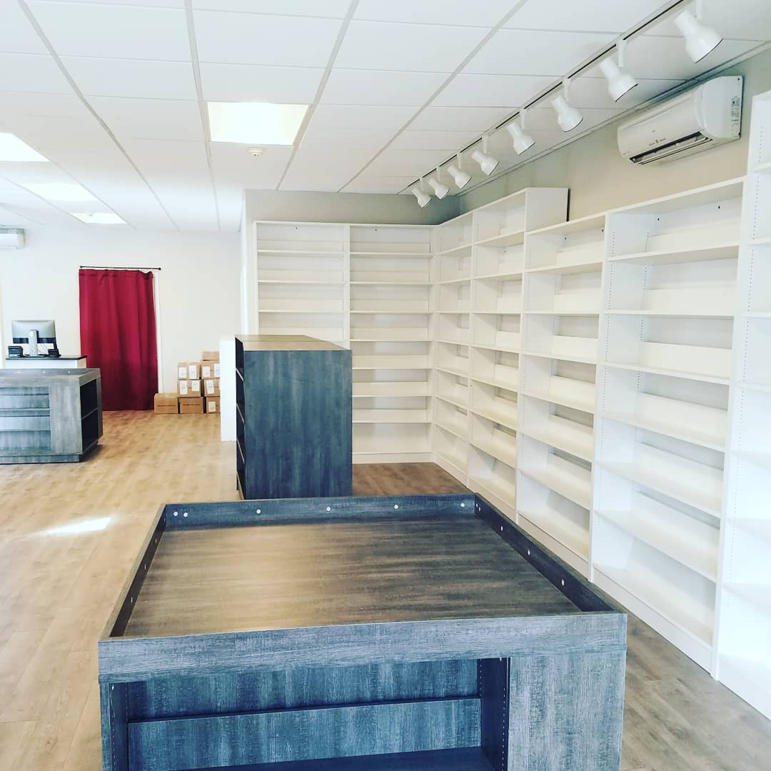 SilUnicornActon's tweet photo. We've accomplished quite a bit these past two days. #bookstore #bookstoreprep #needsbooks https://t.co/0eCmrUO8hd