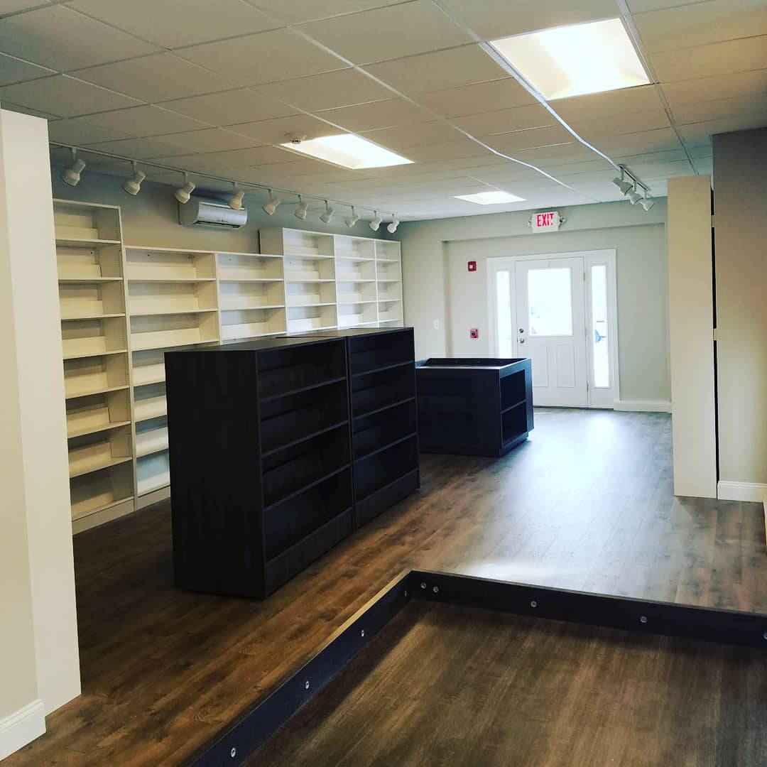 SilUnicornActon's tweet photo. We've accomplished quite a bit these past two days. #bookstore #bookstoreprep #needsbooks https://t.co/0eCmrUO8hd
