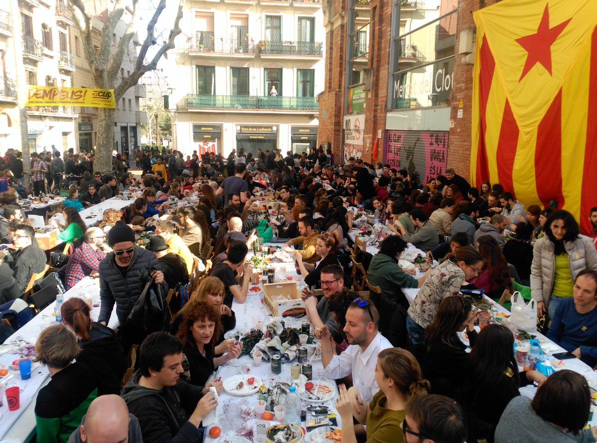 Anonima_Clot's tweet photo. Absolutament desbordada la plaça del mercat a la #6CalçotadaClot  😍 https://t.co/quwvRr2dL1