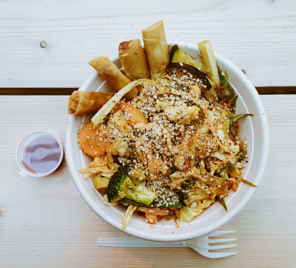 TucSue's tweet photo. The food at @kingcookdaily really is awesome #vegan #nobloodnobones #cookdaily #boxpark #Shoreditch https://t.co/DF7ByzOMfz