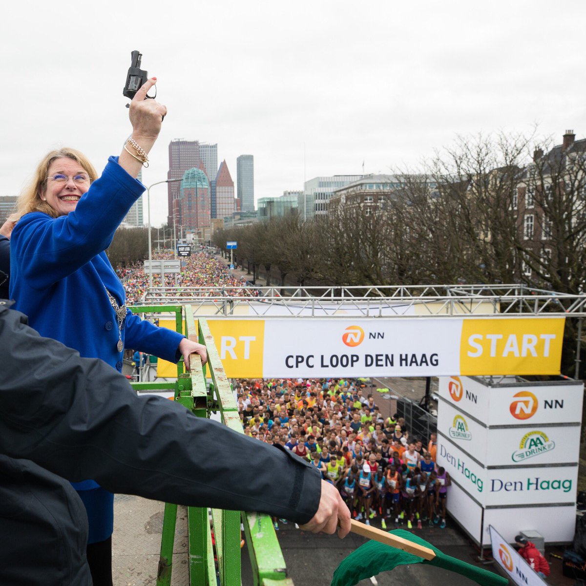 Newsroom070's tweet image. Burgemeester Pauline Krikke gaf vandaag het startschot voor de halve marathon van de NN City Pier City (CPC) Loop. Mooi evenement met ruim 42.000 deelnemers en een heleboel toeschouwers die staan aan te moedigen en te juichen! #cpc18 #cpcloop @CPCLoopDenHaag