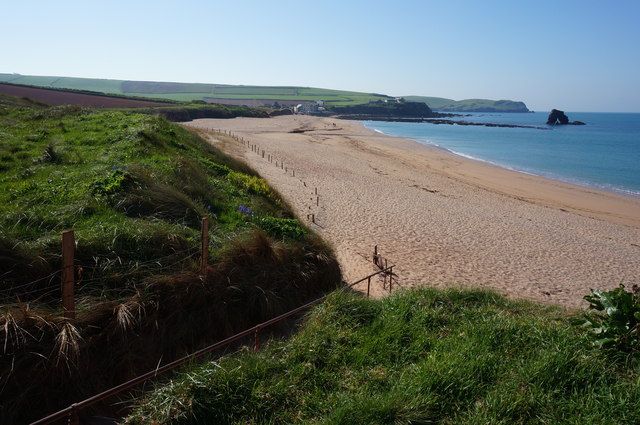dartisansocial's tweet photo. One of the family's favourite beaches to visit in the South Hams.  A safe bay for bathing, fun rock pools to explore &amp; a superb beach cafe @Beachhousedevon.  Thurlestone Beach, aka South Milton | Devon | UK Beach Guide https://t.co/HedWVpA7Sw https://t.co/VtySYTCSzP