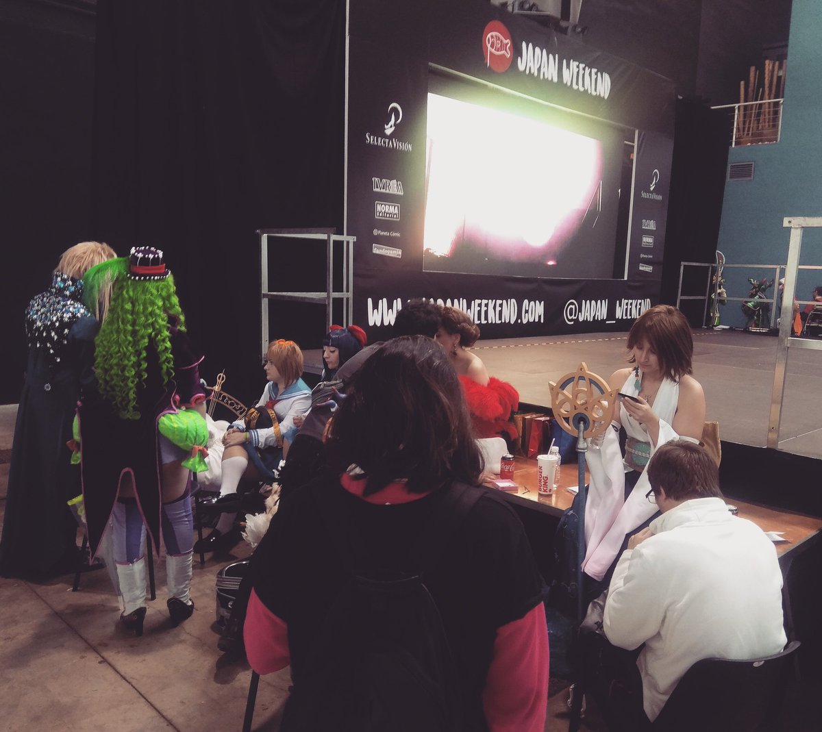 BCNcosplay's tweet photo. En quince minutos dará comienzo en el escenario principal el Concurso Pasarela de Cosplay de la @JW_Cosplay!! https://t.co/xOFWmUz1UB