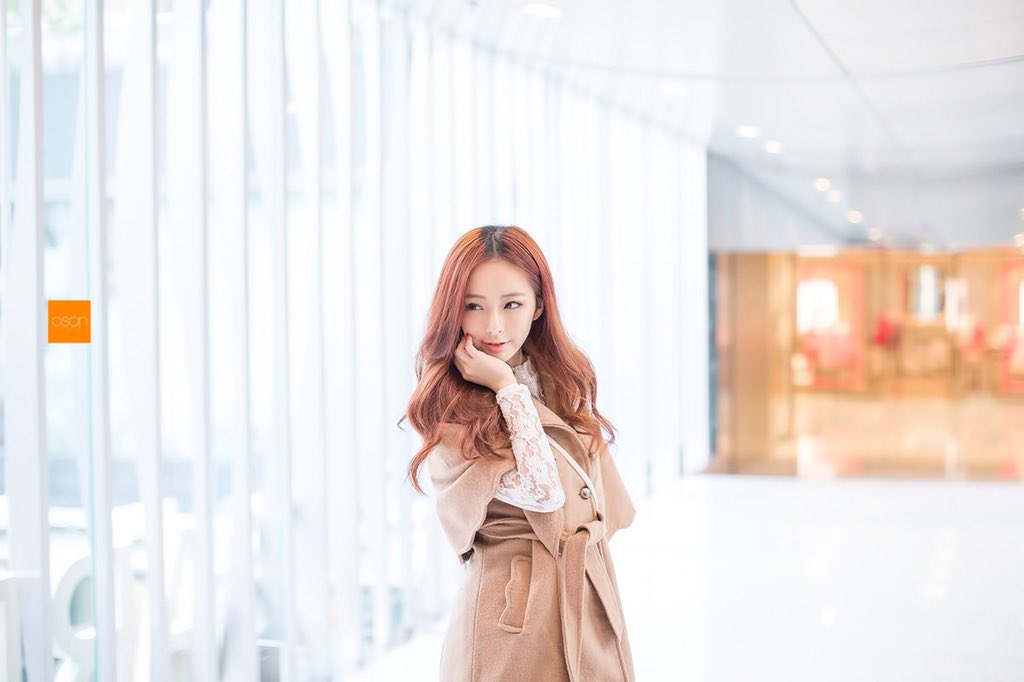 Vivi_THfan's tweet photo. วันนี้เราอยู่กับวีวี่สาวฮ่องกงของ #LOONA มาครบหนึ่งปีแล้ว แอดเชื่อว่าทุกคนที่ได้ติดตามสาวๆมาคงได้เห็นความพยายามของพี่คนนี้ที่ต้องทั้งฝึกทั้งภาษา ฝึกร้อง ฝึกเต้น จนสามารถทำออกมาได้ดีอย่างทุกวันนี้ ขอให้ทุกคนให้กำลังใจของพี่วี่ไปด้วยกันนานๆนะคะ❤️#1YearwithViVi #ViVi1stAnniversary https://t.co/FnqcR7UfyP