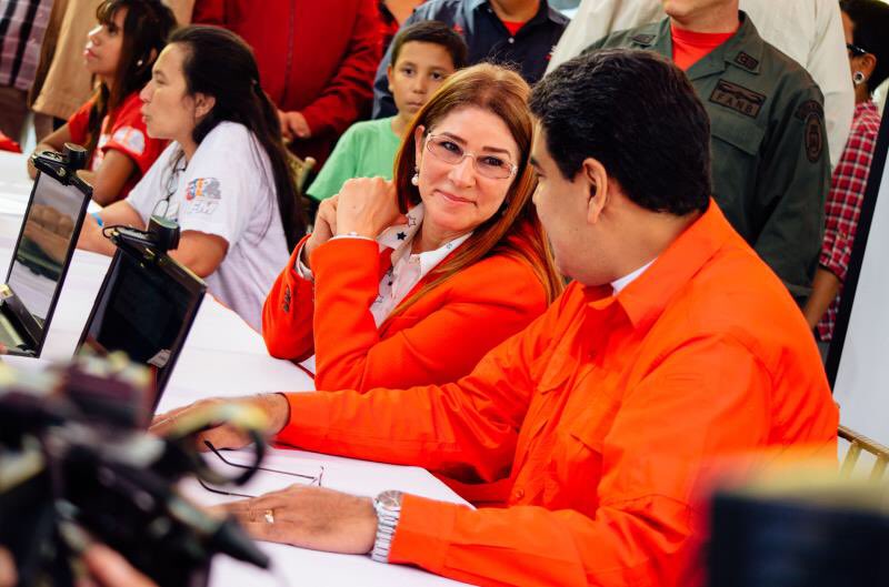 Con <a href="/NicolasMaduro/">Nicolás Maduro</a> nunca vamos a dejar de defender esta Revolución, con la que Chávez devolvió a la Patria el proyecto originario de Bolívar. Un Pueblo con raíces es capaz de todo.