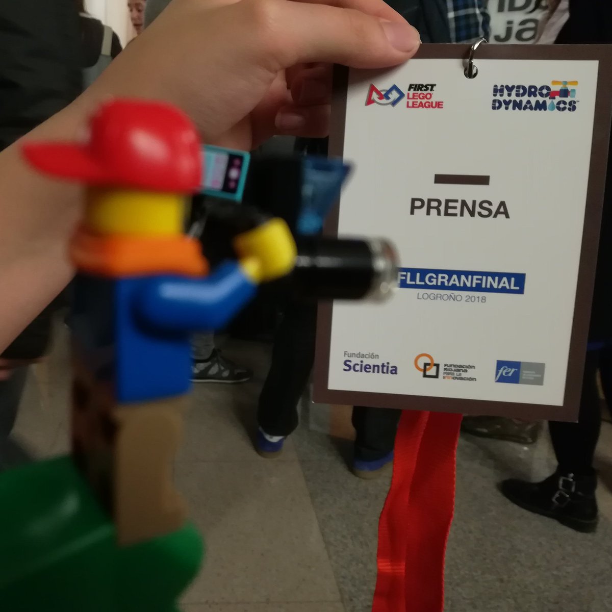 FLLBCN_EUSS's tweet image. El Cèsar fent d&apos;àrbitre del #JocRobot #RobotGame i en Joan Ramon (amb el seu fill Jan) col·laborant amb premsa fent fotos per Instagram han estat fent de #Voluntaris de la #FLLGranFinal #HydroDynamics de a Logroño