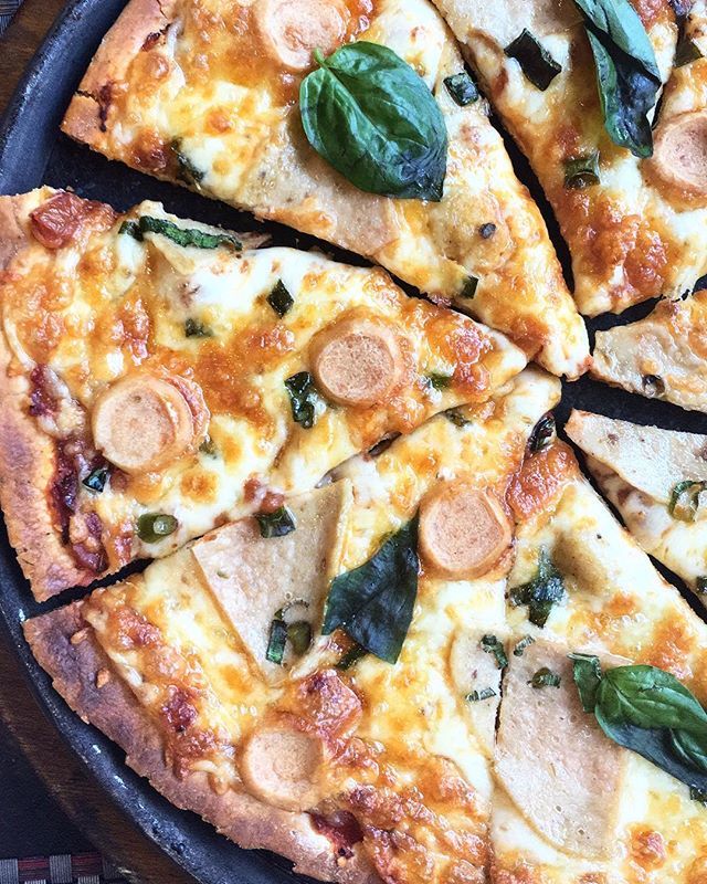 HungryForeverCo's tweet photo. An all chicken pizza for a sumptuous weekend 🍕#pizza #allchicken #sausage #salami #gourmetpizza #thincrust #basil #radissonnoida #radisson #tck #thecreativekitchen #italian #cheese #yum #hungryforeverco #hungryforever https://t.co/aoqRC9ttcG https://t.co/xaZtBaj473