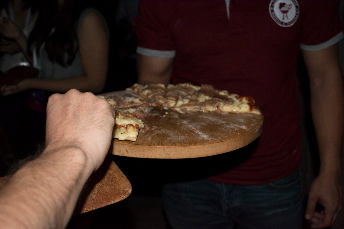 lima_jams's tweet photo. El viernes por la noche estuvieron nuestros amigos de Porteños con sus ricas pizzas a la parrilla. Gracias por su compañía! 🍕😍 #lima #GSJam https://t.co/8tpfmy7eaq