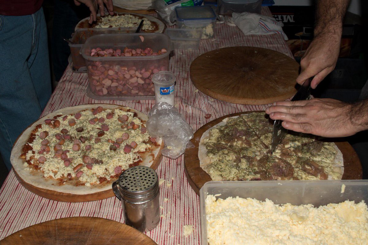 lima_jams's tweet photo. El viernes por la noche estuvieron nuestros amigos de Porteños con sus ricas pizzas a la parrilla. Gracias por su compañía! 🍕😍 #lima #GSJam https://t.co/8tpfmy7eaq