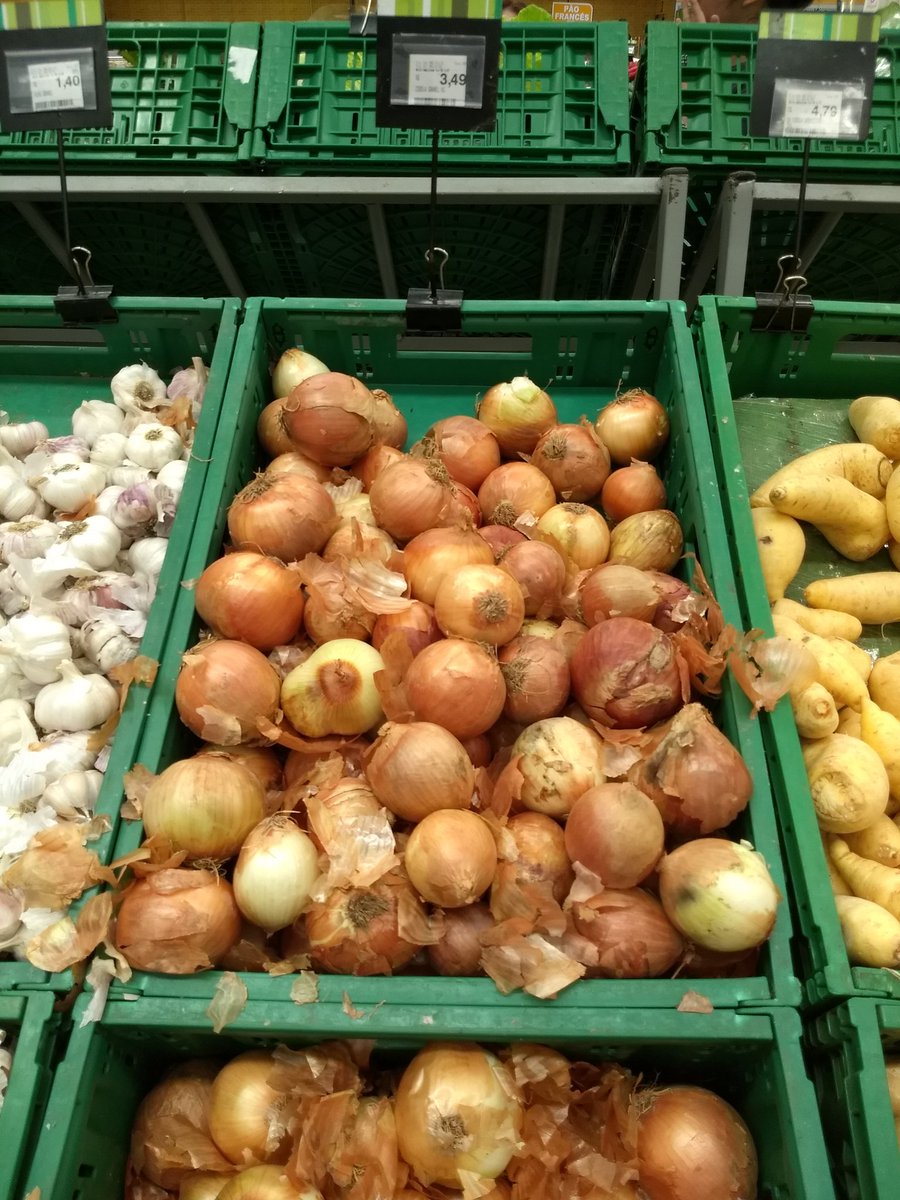 leandr0carvalh0's tweet photo. @familiaextra Esta é a qualidade da cebola e do tomate que você compra no Extra. Ainda paga 5,99 no Kg do tomate. https://t.co/HwjUBOolec