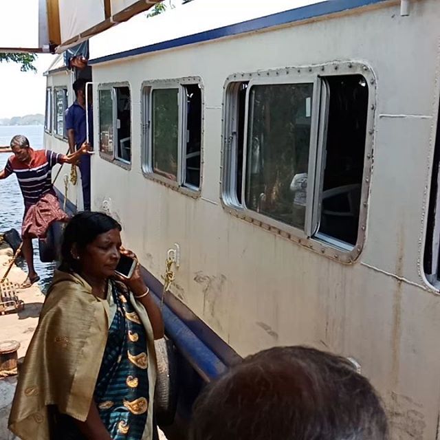 ericris_info's tweet photo. En el #ferry que te lleva de #vypin a #fortcochi unos señores #saltan por #impacientes ... #cochi #kerala #india https://t.co/qxV5Q6Th7b https://t.co/n6Cbl5z9nG