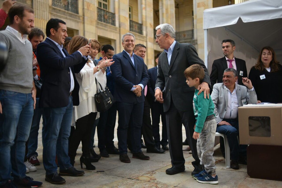 IvanDuque's tweet photo. Hoy votamos por un país que no tenga odio de clases sino fraternidad; votamos por un país que tenga emprendimiento y no persiga a ningún sector productivo; votamos por una agenda social que nos permita cerrar la brecha de la pobreza #DuqueEsCentroDemocrático #DuqueEsElQueEs https://t.co/3HWq3JZhQB