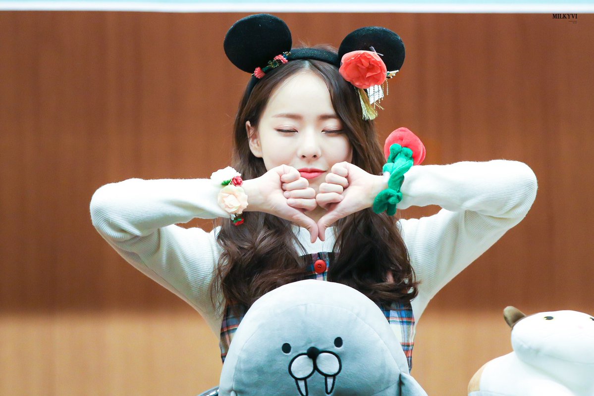 loonaIogy's tweet photo. happy #1YearWithVivi ❤️ thank you for your hard work this year, vivi! thank you for never failing to make us all smile, i love you and appreciate you a lot! https://t.co/l4l1SqmWhl