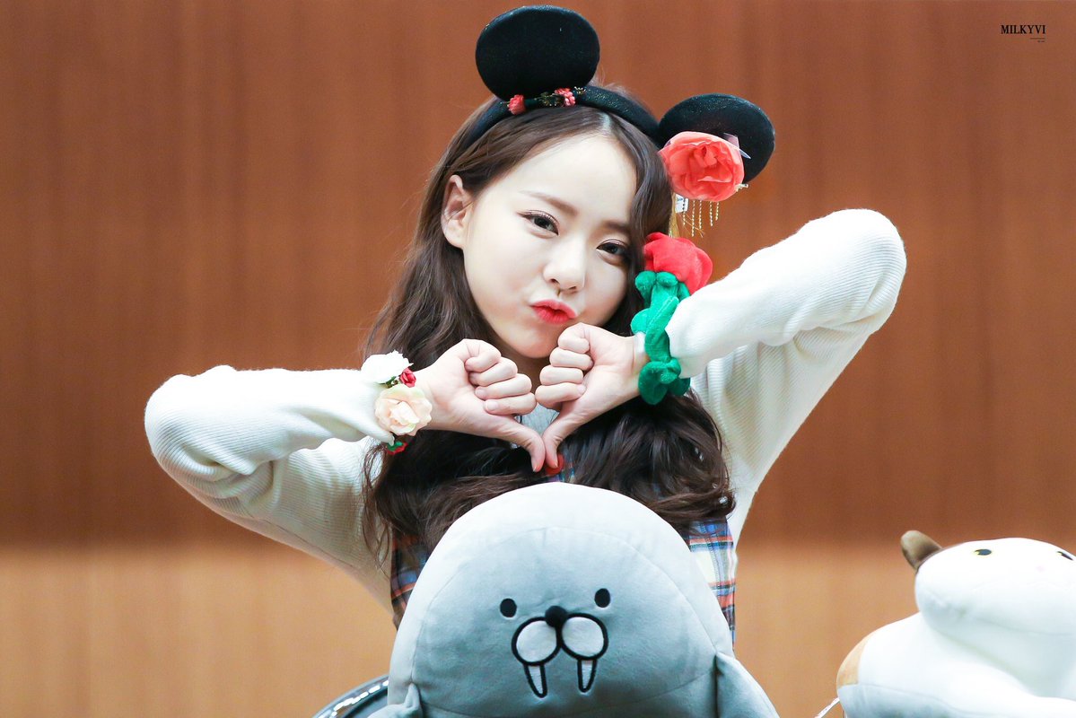 loonaIogy's tweet photo. happy #1YearWithVivi ❤️ thank you for your hard work this year, vivi! thank you for never failing to make us all smile, i love you and appreciate you a lot! https://t.co/l4l1SqmWhl